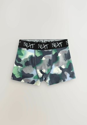 Kraťasy na boxerky s maskáčovým vzorom a čiernym elastickým pásom s logom "Next". Farby sú tmavozelená, sivá a svetlomodrá s rôznymi vzormi.