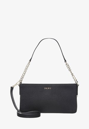 Sac à bandoulière rectangulaire noir DKNY avec chaîne dorée et bandoulière en cuir réglable, finition texturée et logo doré à l'avant.