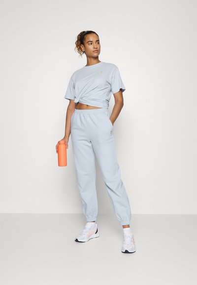 P.E Nation ALL AROUND TRACKPANT - Calças de fato de treino - light blue