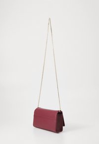 Tommy Hilfiger ETERNITY CHAIN CROSSOVER - Torba preko tijela - raspberry truffle