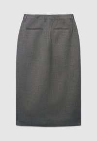 Gonna tubino grigia su misura con una texture liscia, lunghezza al ginocchio, con una cintura in vita, spacco posteriore e due tasche posteriori.