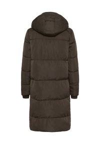 Polstret brun frakke med hætte, lang design, ribbed cuffe og vandret quilting. Overfladen ser glat ud med en blød tekstur.