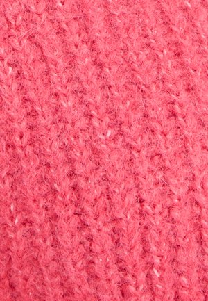 Gestructureerde roze gebreide stof met een zachte, fuzzy uitstraling en ingewikkelde steekpatronen, die een warme en gezellige uitstraling presenteert.