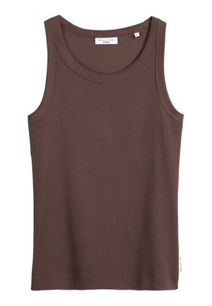 Bruine tanktop van ribstof. Heeft een ronde hals en brede armsgaten. Etiket met merklabel zichtbaar bij de halslijn.