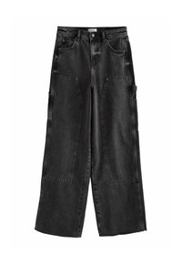 Schwarze Denim-Cargohosen haben weite Beine, große aufgesetzte Taschen und eine hohe Taille. Der Stoff hat eine leichte Textur und eine gealterte Optik.