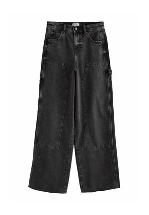 Schwarze Denim-Cargohosen haben weite Beine, große aufgesetzte Taschen und eine hohe Taille. Der Stoff hat eine leichte Textur und eine gealterte Optik.