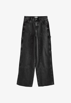 Fekete farmer cargo nadrág széles lábakkal, nagy foltból készült zsebekkel és magas derékkal rendelkezik. Az anyag enyhén texturált és antiquált hatású.