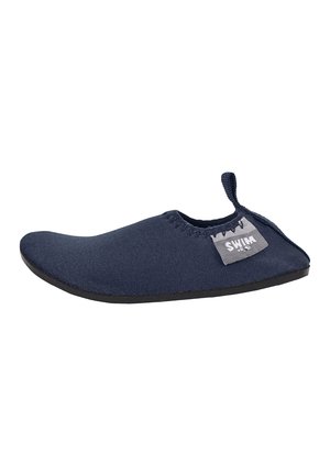 Mørkeblå slip-on vandresko med sort sål og trækflig ved hælen, med et lille gråt mærke med teksten "Swim."
