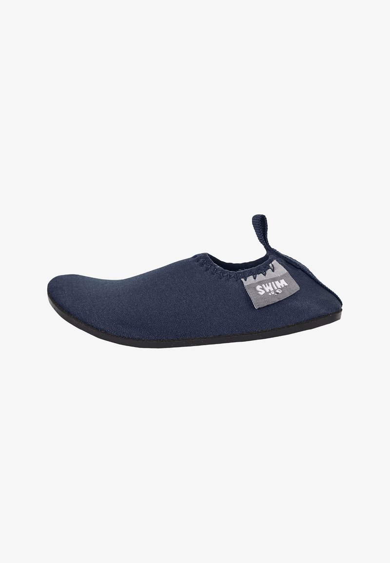 Chaussure d'eau bleu foncé à enfiler avec semelle noire et languette au talon, avec une petite étiquette grise portant la mention "Swim."