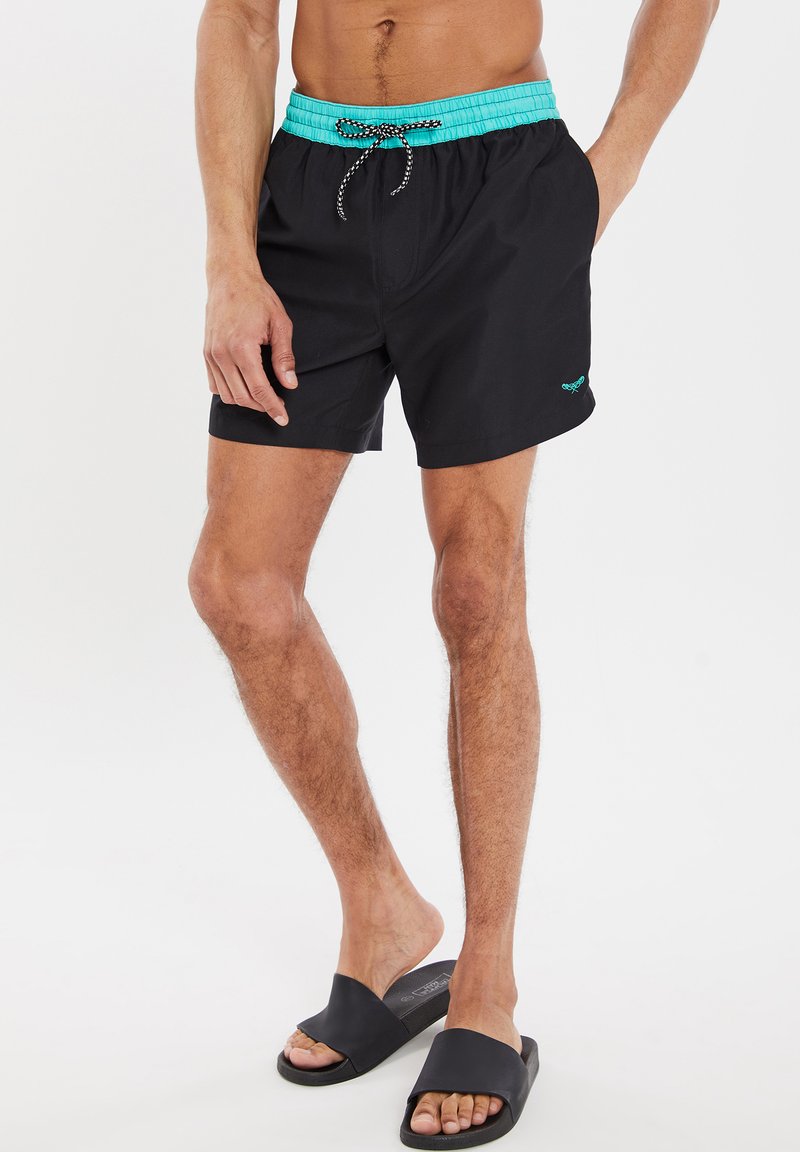Zwarte zwembroek met een turquoise elastische tailleband en trekkoord. Bevat een klein logo in turquoise aan de linksonderzijde.