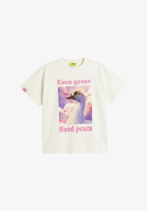 Biała koszulka z grafiką gęsi noszącej okulary przeciwsłoneczne i aureolę na różowym i fioletowym niebie, tekst brzmi "Even geese Need peace".
