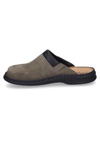 Szare zamszowe buty wsuwane z czarnym skórzanym akcentem, okrągłym noskiem, przeszyciami oraz amortyzowaną wkładką, osadzone na czarnej gumowej podeszwie.