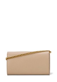 Borsa a spalla in pelle beige con finitura testurizzata, dotata di tracolla in catena dorata e forma rettangolare.