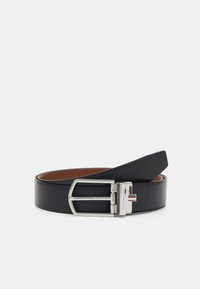 Cintura in pelle nera con superficie testurizzata, fibbia rettangolare in argento e fodera interna marrone. Presenta un design della fibbia a doppio punzone.