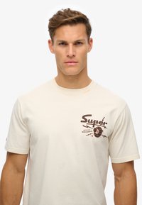 Superdry & Co LO-FI PUNK GRAPHIC - T-shirts print - cream