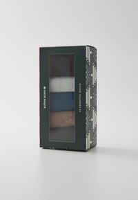 Box mit fünf wesentlichen Socken in verschiedenen Farben: grau, hellblau, weiß, dunkelblau und beige. Mit einem transparenten Frontpaneel und gemusterten Seiten.