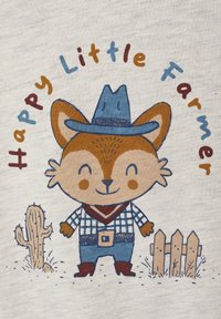 Illustration eines lächelnden Fuchses in einem blauen Hut und einem karierten Hemd, umgeben von einem Kaktus und einem Holzzaun. Text lautet "Fröhlicher kleiner Bauer."