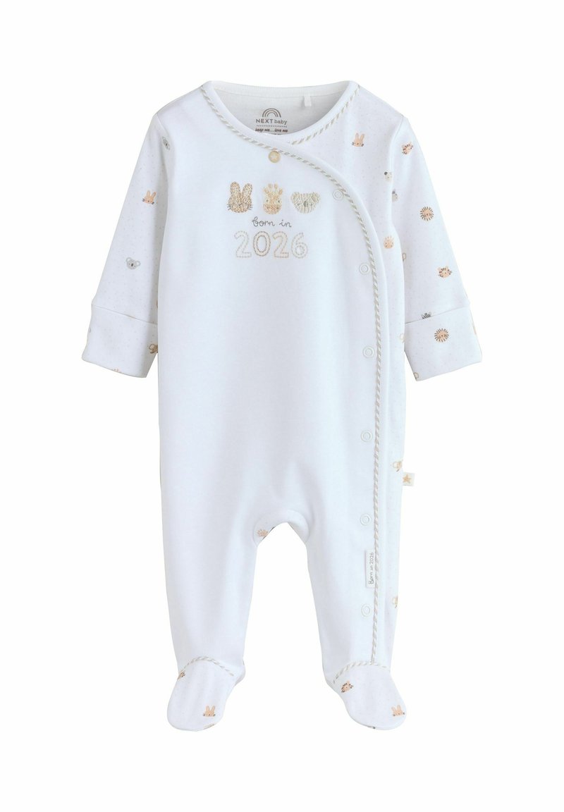 Witte babyromper met drukknopen, geborduurd met "geboren in 2026" en kleine konijn- en berenmotieven in beige en gouden accenten.