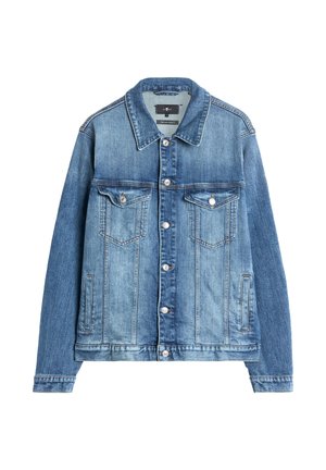 Giacca di jeans blu con chiusura frontale a bottoni, due tasche a patta sul petto con bottoni e tasche laterali a fessura, collo classico, maniche lunghe.