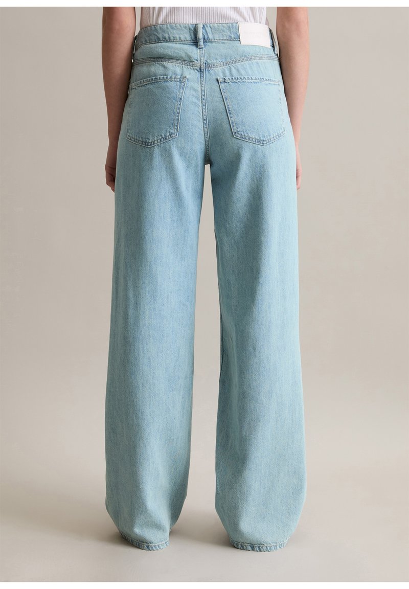 Hellblaue, weit geschnittene Jeans mit hoher Taille, ausgestattet mit standardmäßigen Gesäßtaschen, einem rohen Saum und einem strukturierten Denim-Stoff.