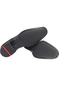 Zwarte leren schoenen met gestructureerde rubberen zolen. Opvallende rode acccent op de hak. Glad afgewerkt en slank, modern ontwerp.