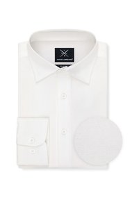 Biała, dopasowana koszula z guzikowym kołnierzykiem, charakteryzująca się gładką teksturą oraz zaokrąglonym próbnikiem tekstury tkaniny obok.