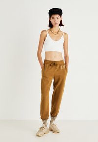 GAP HERITAGE JOGGER - Pantalones deportivos - palomino brown global