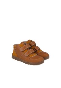 Zapatos de piel marrón en estilo botín alto con dos correas de velcro, que cuentan con detalles perforados en la punta y una suela de goma resistente.