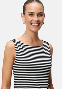 Schwarz-weiße gestreifte ärmellose Bluse mit rundem Halsausschnitt und glatter Textur, ausgestattet mit einem taillierten Design und minimalen Nähten.