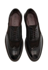 Scarpe da uomo in pelle marrone e suede con design a punta d'aquila, perforazioni decorative e lacci rotondi. Finitura liscia con texture a contrasto.