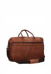 Sac de voyage en cuir marron avec deux poignées, bandoulière ajustable, poche zippée à l'avant, finition texturée et détail de logo en relief.