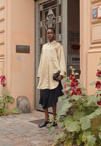 By Malene Birger OLISSE - Vestido camiseiro - nature