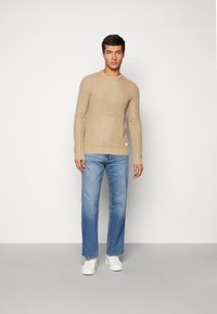 Jack & Jones JJSTANFORD CREW NECK - Jersey de punto - crockery