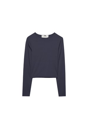 Dugi rukav crop top u tamnoplavoj boji, izrađen od laganog materijala, s okruglim izrezom i glatkom, ravnom teksturom.