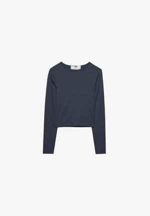 Pitkähihaisessa crop-topissa tummansinisessä on kevyt kangas, jossa on pyöreä pääntie ja sileä, tasainen rakenne.