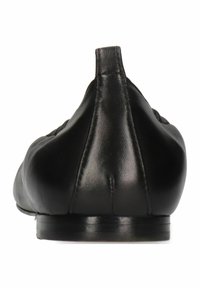 Ballerine in pelle nera con un design elegante, punta curva e profilo basso. Presentano una texture liscia e un sottile dettaglio di cucitura sul retro.