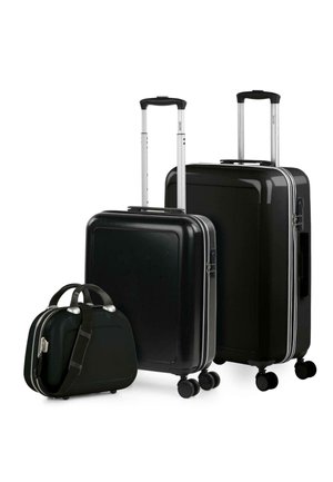 Tres maletas negras: una grande vertical con acabado brillante, una mediana vertical con detalles plateados y una pequeña bolsa con asas cortas.