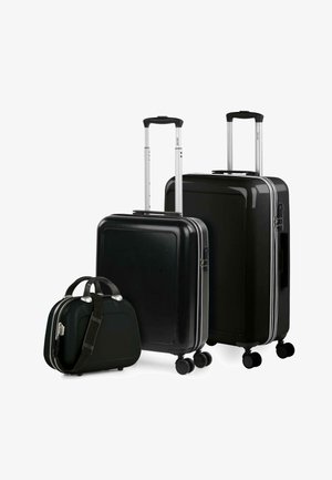 Tres maletas negras: una grande vertical con acabado brillante, una mediana vertical con detalles plateados y una pequeña bolsa con asas cortas.