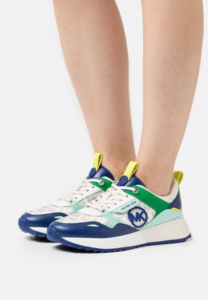 Wielokolorowe sneakersy z mieszanką białego, morskolaskowego, granatowego i neonowo-żółtego akcentu. Wykonane z materiałów siateczkowych i syntetycznych z logo na boku.