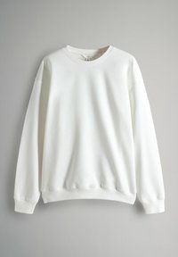 Sudadera blanca de cuello redondo hecha de una tela suave y lisa. Presenta mangas largas, puños acanalados y un ajuste relajado. Sin patrones ni acentos.