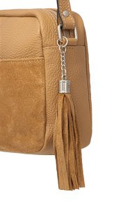 Borsa a tracolla in pelle marrone chiaro con un mix di pannelli in grana testurizzata e suede, accentuata da un dettaglio a frange in metallo argentato.