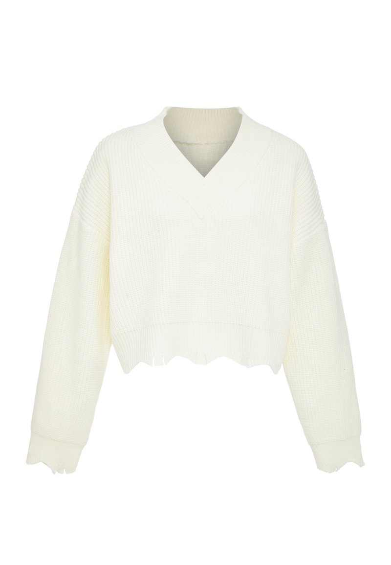 Weißer, verkürzter Pullover mit V-Ausschnitt, gerippter Textur, weiten Ärmeln und rohen Saumdetails. Hergestellt aus einem weichen, gestrickten Material.