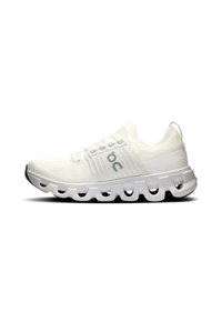 Baskets blanches de sport avec une tige texturée, un système de laçage, et une semelle segmentée distinctive pour plus de flexibilité et d'amortissement.