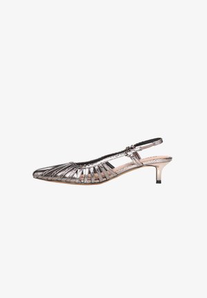 Chaussure à talon kitten argent métallisé avec bride slingback, bout pointu et motif de bride découpée sur les côtés.
