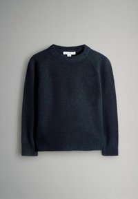 Meriino sininen neulepaita pyöreällä pääntiellä, ribbireunalla ja hihoilla, jossa on pehmeä rakenne ja raglanhihojen muotoilu.