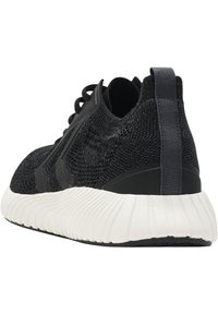 Czarne dzianinowe sneakersy o fakturowanej powierzchni, elastycznym sznurowaniu i grubej białej podeszwie. Posiadają czarną pętelkę z tyłu dla łatwego zakładania.