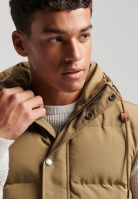Superdry & Co EVEREST - Weste - sandstone