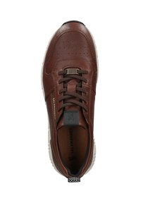 Braune Leder-Sneaker mit durchlöcherten Details, braunen Schnürsenkeln, weißer Gummisohle und einem Logoplatte auf der Zunge. Strukturiert Akzente an der Ferse.