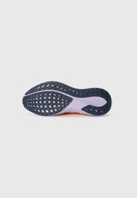 Semelle de chaussure avec une surface en caoutchouc texturé. Principalement bleu foncé avec un accent lavande, présentant un motif en losange pour une meilleure traction.