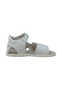 Sandal in pelle bianca con design open-toe, fascia regolabile in Velcro e scavi sui lati per la ventilazione. Suola in gomma piatta.